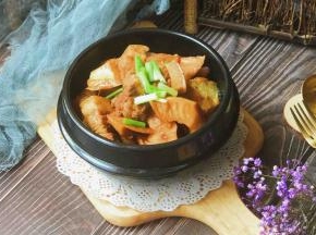 出锅装盘撒上葱段