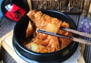 五花肉油而不腻、酥而不烂，吸收了毛笋的鲜甜……