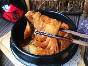 五花肉油而不腻、酥而不烂，吸收了毛笋的鲜甜……