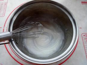 首先把汤种材料放入小奶锅里搅拌均匀，开小火加热，这期间用手动打蛋器不停地快速搅拌，出现纹路关火。