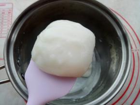 把做好的汤种晾凉(也可以提前一天准备好，放冰箱冷藏保存)