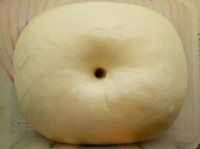 大概50分钟左右，用手指粘面粉在面团中间戳个洞，不回缩，不塌陷就是发好了 