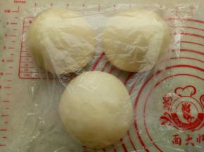 把面团平均分成3份，分好后盖保鲜膜松弛20分钟。