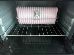 放入烤箱进行二发，在烤箱里放入一盘温水。二发温度不要超过38度。