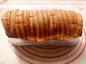 将吐司切片用锡纸包好。