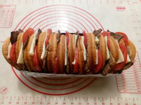 把每片面包之间夹上牛肉，西红柿，布列塔尼。