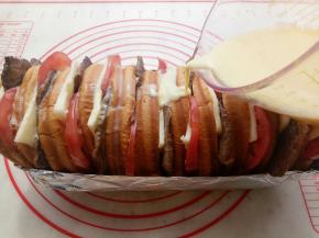 牛奶鸡蛋液搅匀，浇在上面。