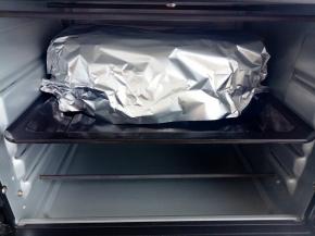 烤箱200度预热，上面盖上锡纸，放入预热好的烤箱中层烤20分钟。