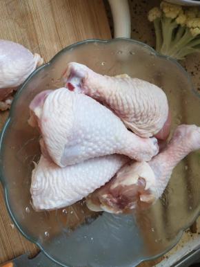 鸡腿用清水清洗干净