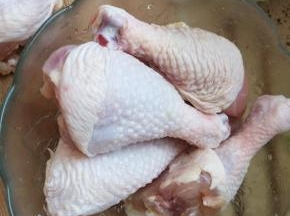 鸡腿用清水清洗干净