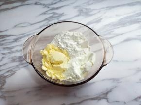 取一大口器具，把玉米粉，面粉，奶粉分别放入器具中混合，加入适量纯净水，将粉类用手动打蛋器抽打成面糊状态，且无干粉。