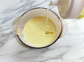 之后再加入橄榄油，继续用手动打蛋器打至均匀。这样面糊就做好了，静置10分钟。