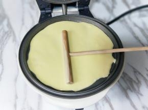 用华夫饼机器配带的工具，将面糊摊均匀。