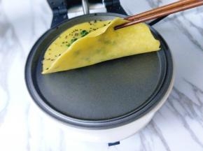 打开盖子，看，这华夫饼机器特别好用，一点点不粘，这款机器是一机7用，搭配了7个烤盘，不同款式～其中包括:1.心形华夫饼烤盘，2.纸杯蛋糕烤盘。3.棒棒糖烤盘，4.平底烤盘，5.甜甜圈烤盘，6.蛋卷烤盘，7.鸡蛋仔烤盘。特别强大，喜欢，比烤箱用起来方便！