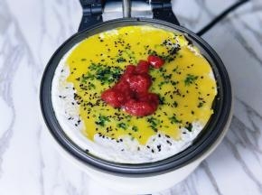 再放上自己喜欢的酱料，我放的自制草莓酱，还可以放上甜面酱，辣酱等你喜欢的都可以。