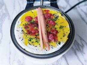 再放上火腿肠，还可以放上油条等，卷起来即可。