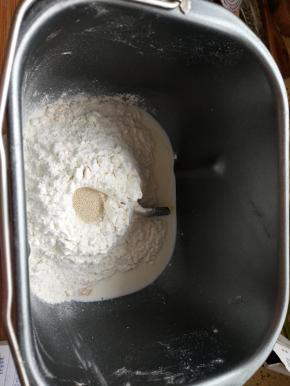 所有材料放入面包机先液体再粉类