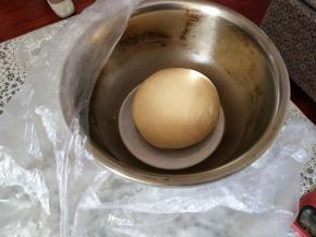 一个和面程序的面团整理好入碗