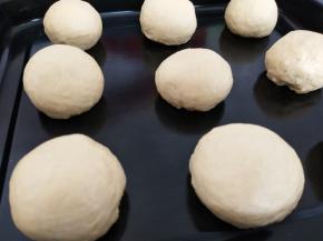 揉成圆面团放入烤盘