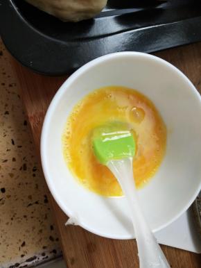 鸡蛋打散成蛋液