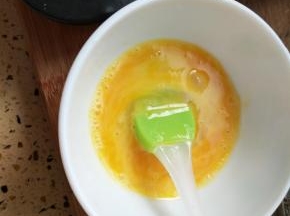 鸡蛋打散成蛋液