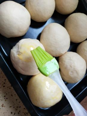 刷蛋液在面包表面