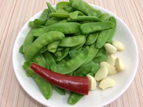 准备食材：荷兰豆半斤、大蒜八粒、红椒半个、盐少许