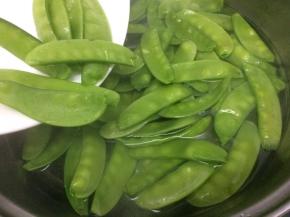 汤锅里加入适量的水，少许油和盐烧开，在将荷兰豆放入锅中焯水