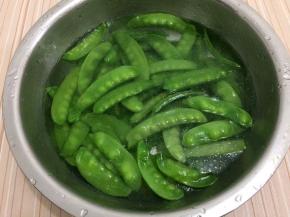 変色后捞出，用凉水冲洗