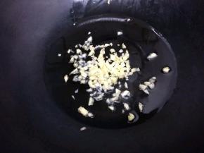 炒锅里加入适量的油烧热后，下入一半的蒜末炒出香味
