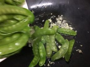 在倒入荷兰豆继续翻炒几下