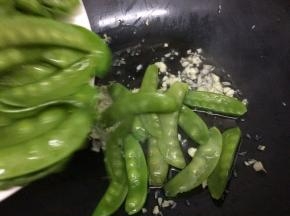 在倒入荷兰豆继续翻炒几下