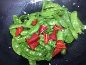 在加入红椒块翻炒片刻