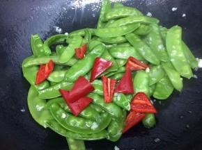 在加入红椒块翻炒片刻