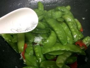 在放入盐翻炒均匀