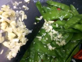 最后放入剩下的蒜末炒匀即可关火出锅