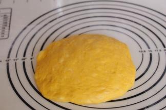 发酵好的面团排气