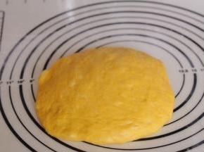 发酵好的面团排气