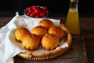 出炉脱模。表面刷蜂蜜水。晾凉至室温，密封保存