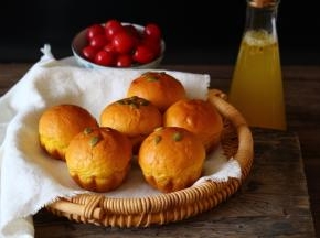 出炉脱模。表面刷蜂蜜水。晾凉至室温，密封保存