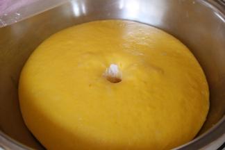 大约1.5小时，用手指戳洞不回缩即位发酵完成