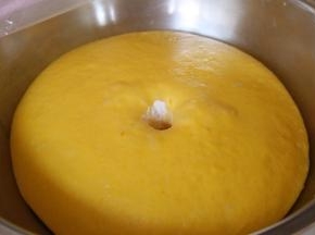 大约1.5小时，用手指戳洞不回缩即位发酵完成