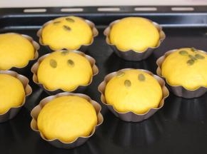 烤箱175度预热。二次发酵至模具的八分满即可，表面喷水撒南瓜仁