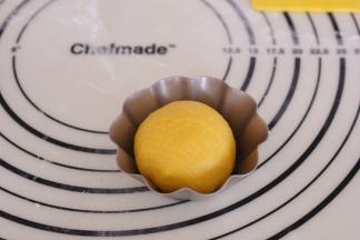 松弛好的面团再次排气，放入模具