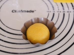 松弛好的面团再次排气，放入模具