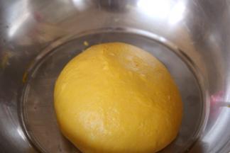 揉好的面团室温发酵