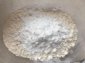 中粉与糖粉混合。