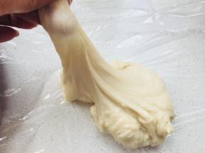 和好的面应该是非常有延展性的。包上保鲜膜，松弛30分钟。这个时候制作油酥，猪油与低粉混合成团。（用刮刀混合）包上保鲜膜放入冰箱冷藏。