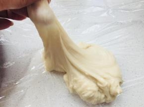 和好的面应该是非常有延展性的。包上保鲜膜，松弛30分钟。这个时候制作油酥，猪油与低粉混合成团。（用刮刀混合）包上保鲜膜放入冰箱冷藏。