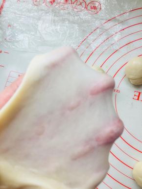 油皮松弛好后，应该是可以轻松拉出手摸的。